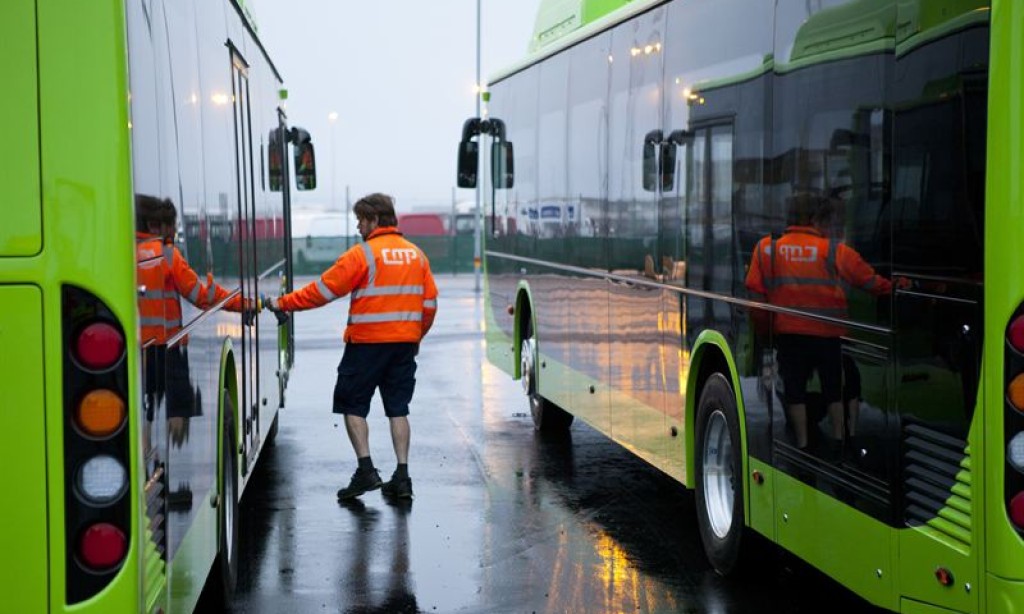 Kinesiska elbussar skeppas till Malmö hamn