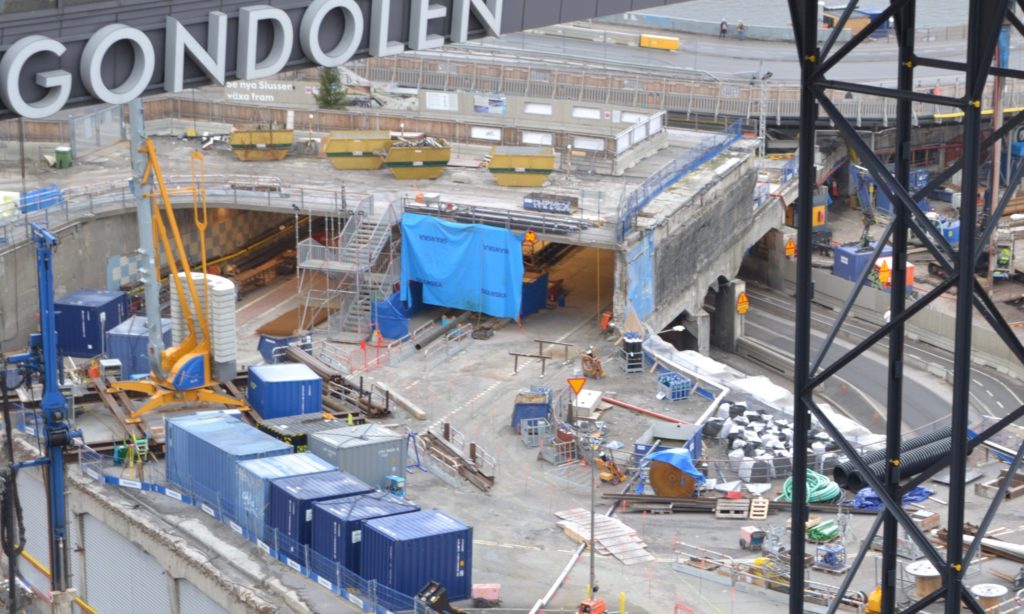 Svårt slussbygge mitt i smeten