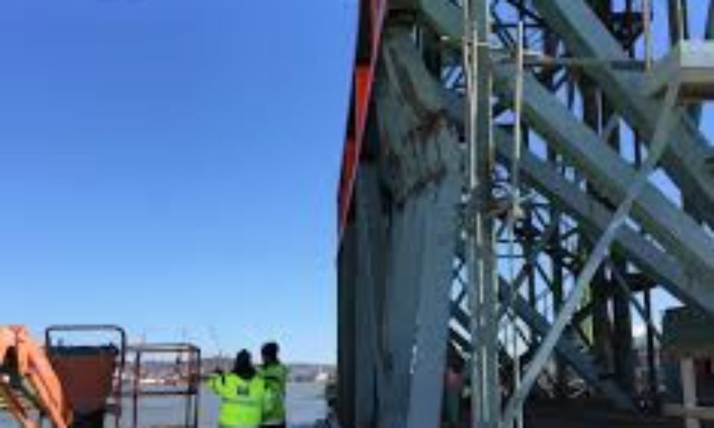 Fartyg körde på Götaälvsbron