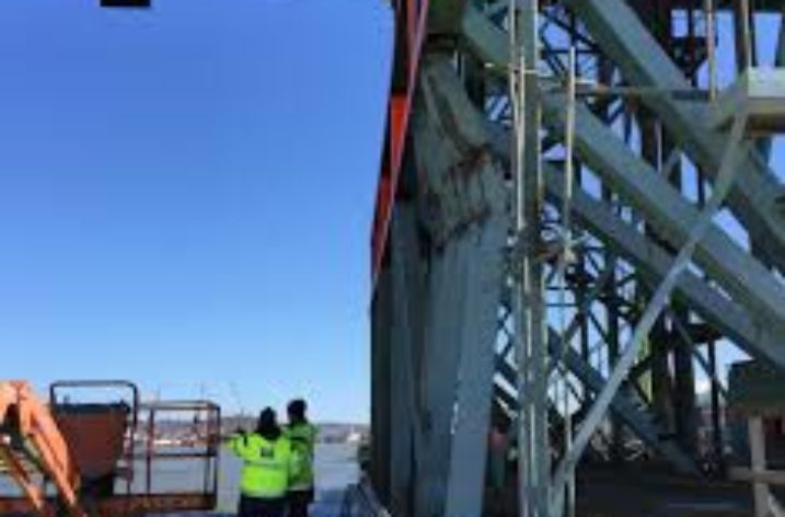 Fartyg körde på Götaälvsbron